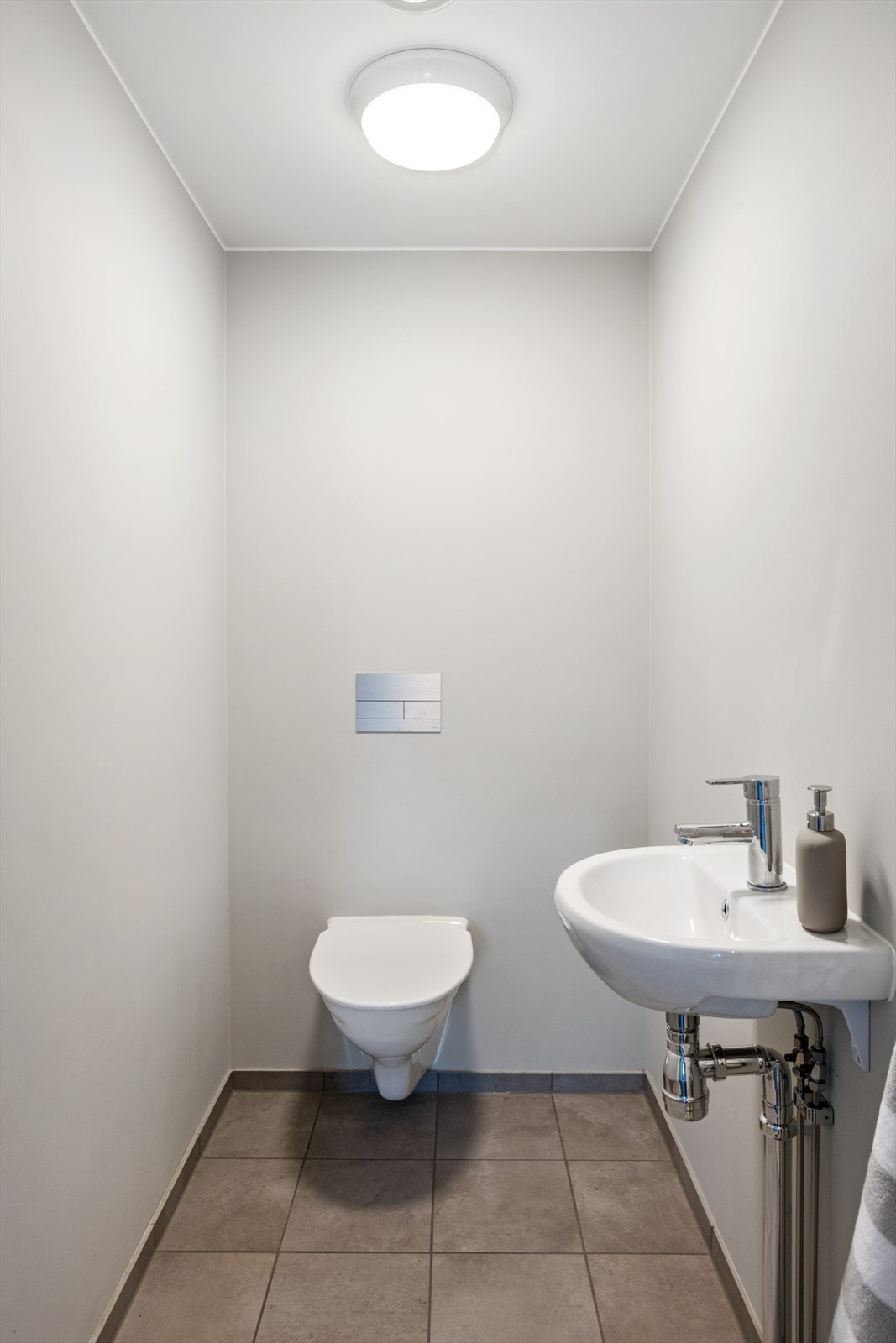 Videre er det et eget gjestetoalet som er tidløst innredet. Galleribilde