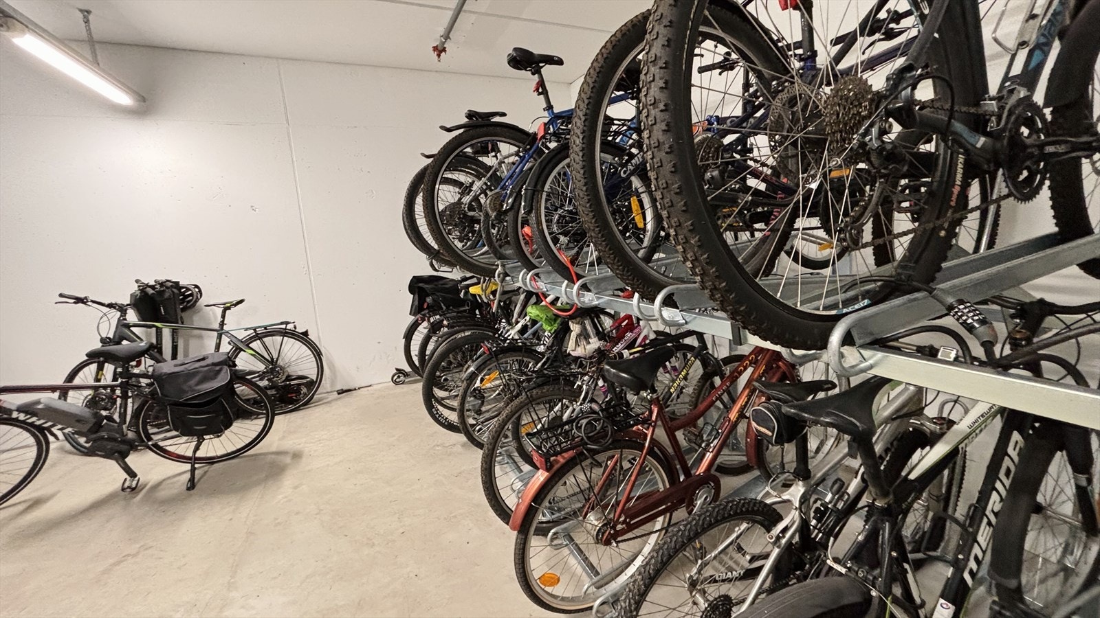 Garasjen disponerer også et eget rom til sykkelparkering. Galleribilde