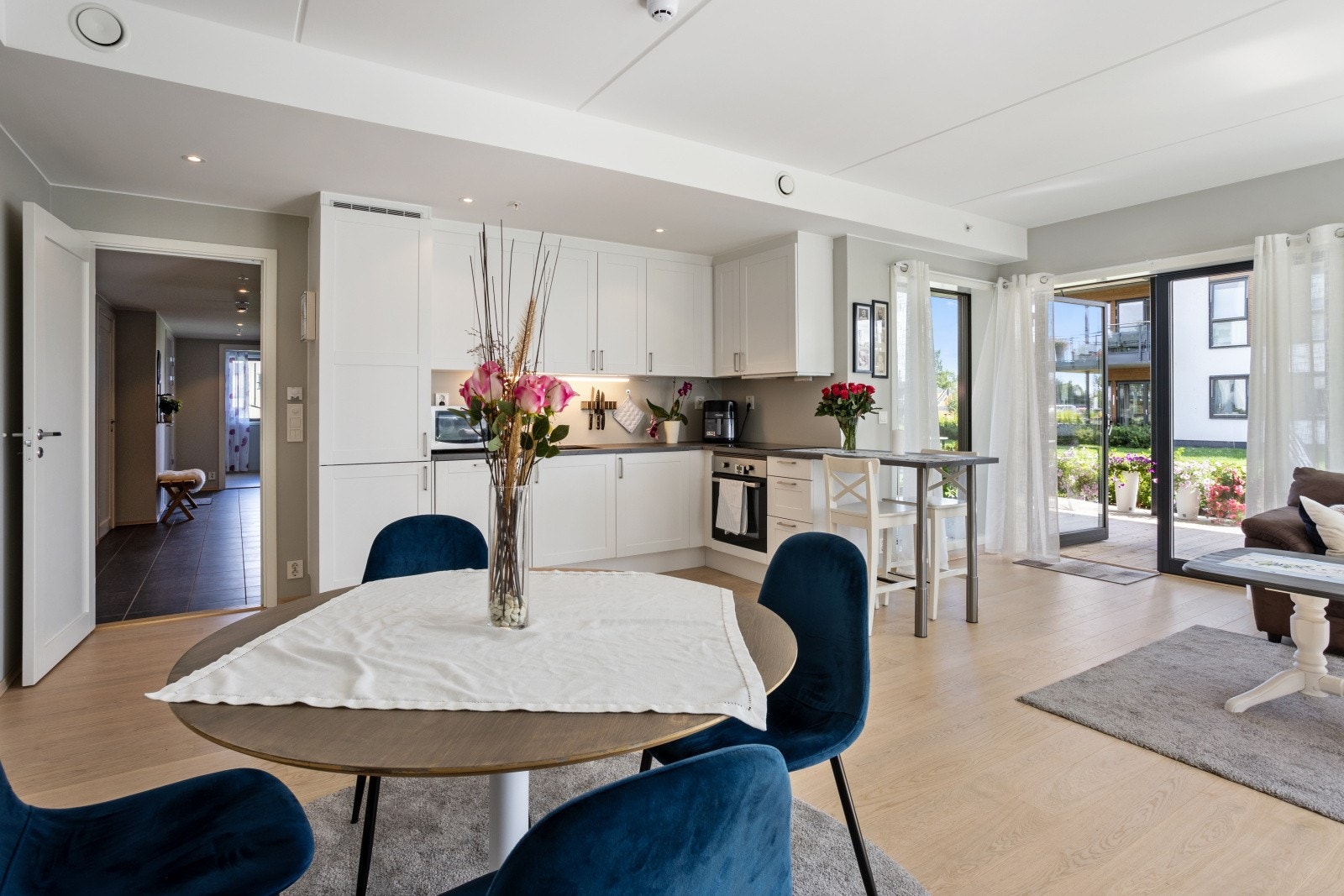 Spotter i taket over kjøkkenområdet gir godt med arbeidslys. Galleribilde