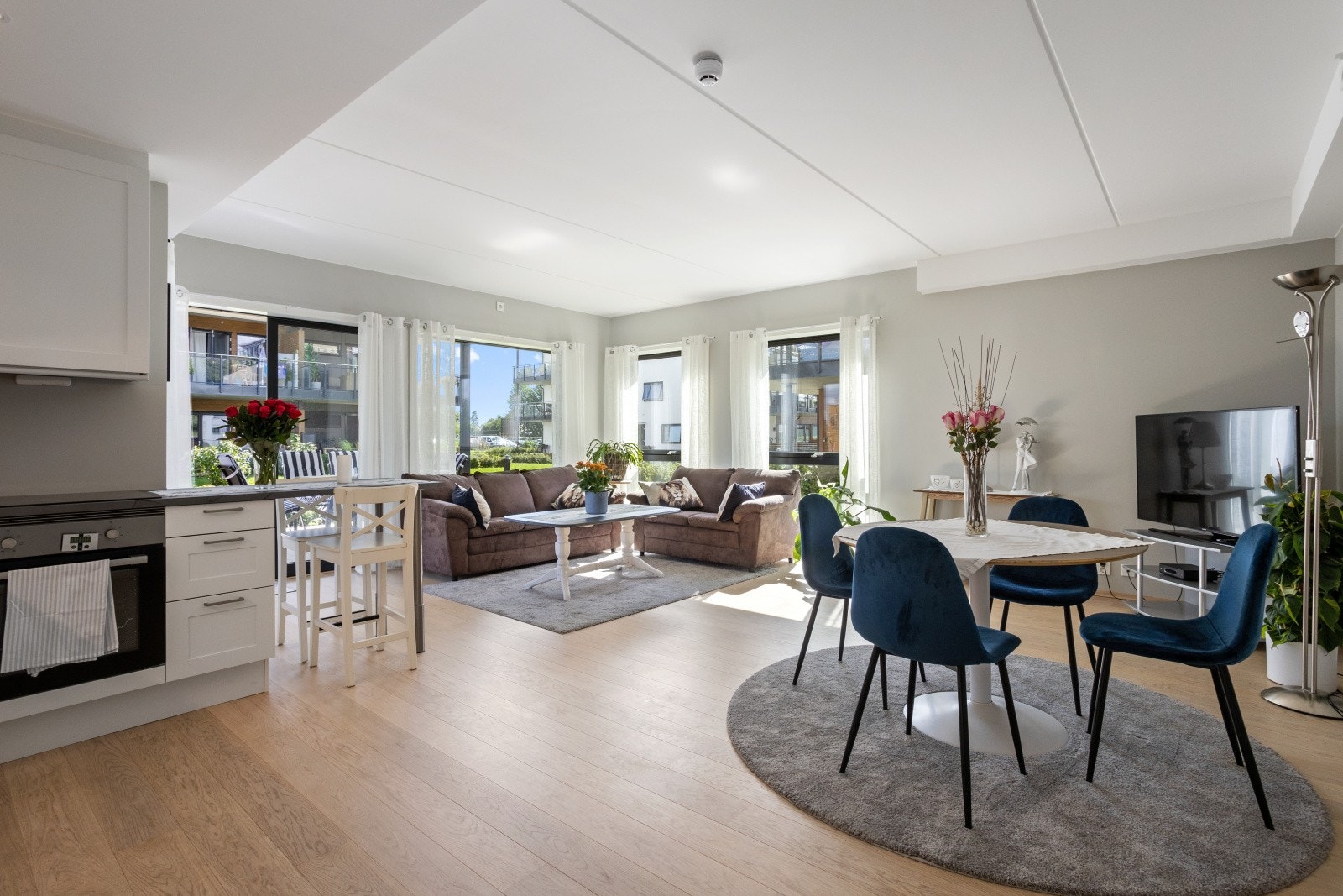 Stuen har store gulv-til-tak-vinduer som slipper inn rikelig med naturlig lys. Galleribilde