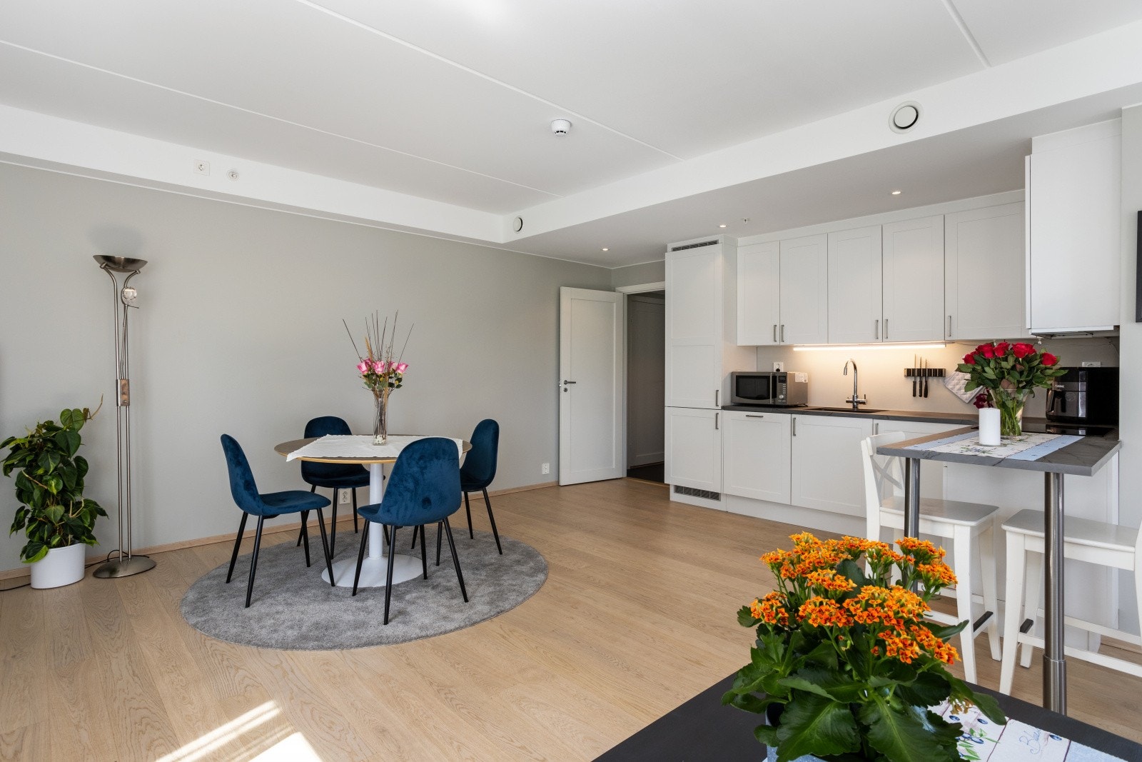 De lyse veggene og det stilrene parkettgulvet gir rommet et moderne og tidløst preg, samtidig som det er enkelt å innrede etter egen smak. Galleribilde