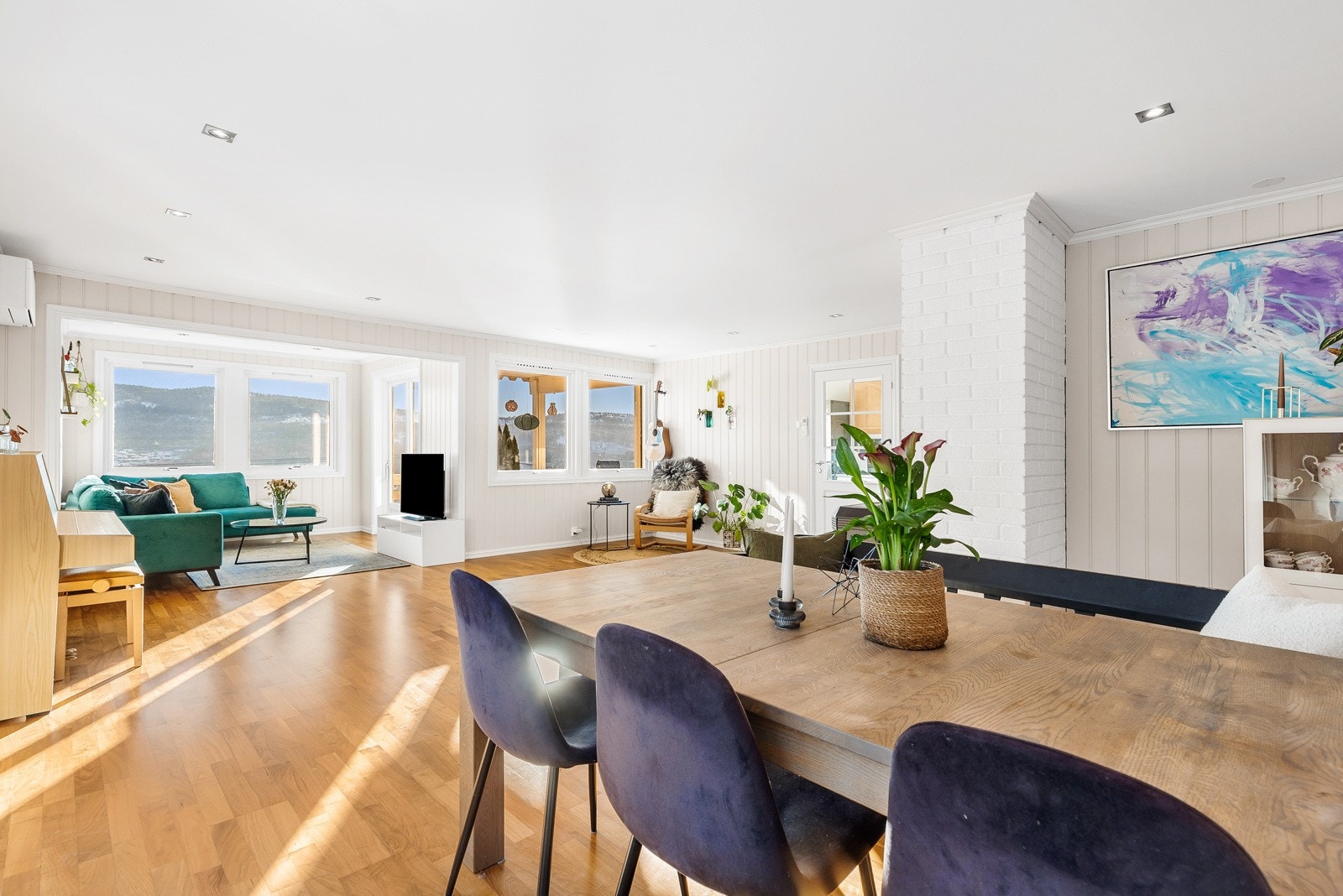 Boligen har en stor, innbydende og svært lys stue i 1. etg. Galleribilde