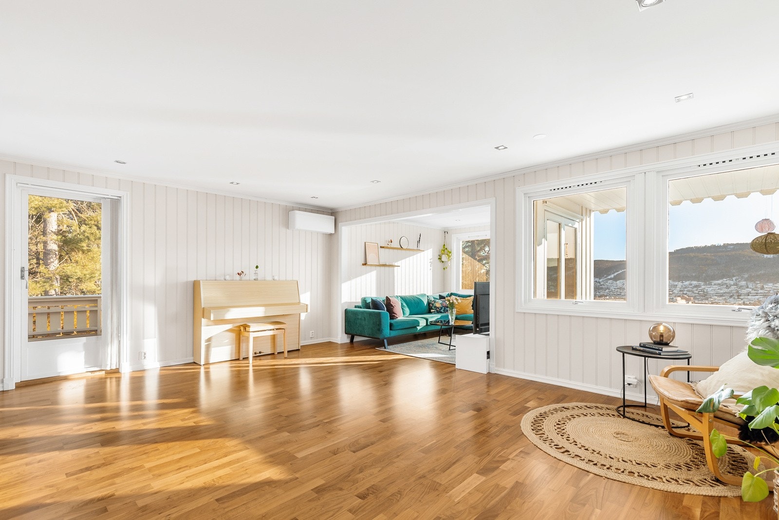 Boligens naturlige samlingspunkt med svært god romfølelse. Galleribilde