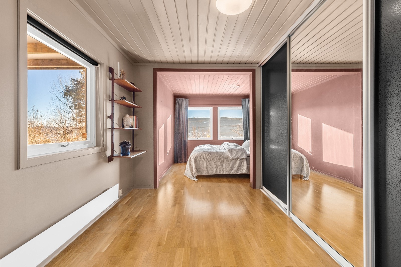 Stort og innbydende hovedsoverom med skyvedørsgarderobe og plass til dobbeltseng. Galleribilde