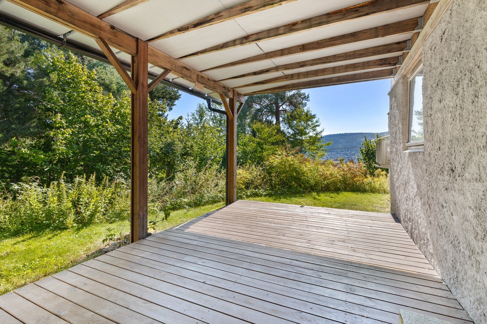 Platting under terrassen med utgang fra soveromsdelen i underetasje Galleribilde