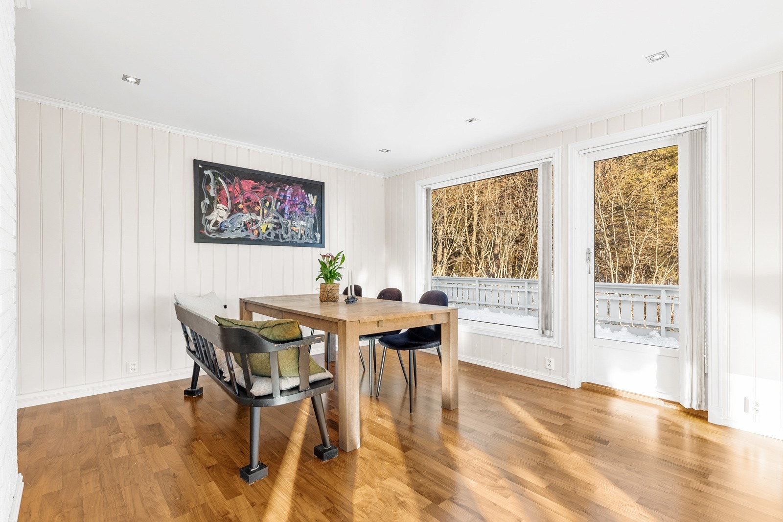 Det er utgang til solrike uteplasser på hver side av stuen, også disse med fantastisk utsikt. Galleribilde