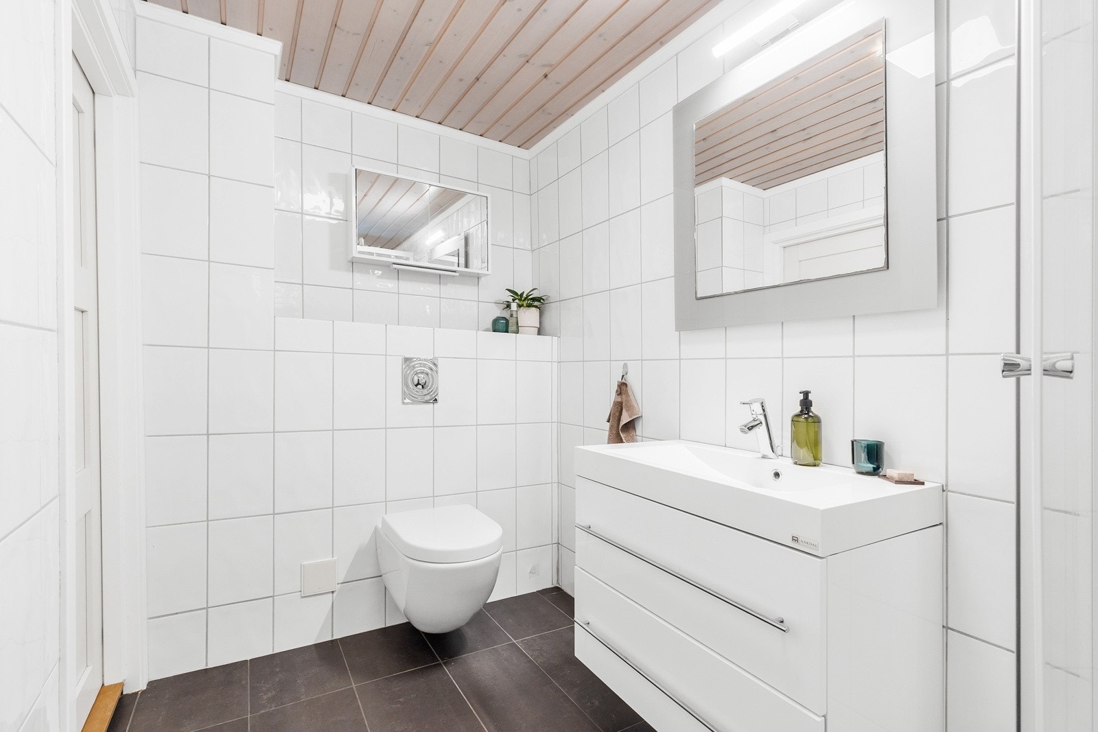 Badet har servantska med skuffer, speil m/tilknyttet lampe, vegghengt wc og dusjkabinett. Galleribilde