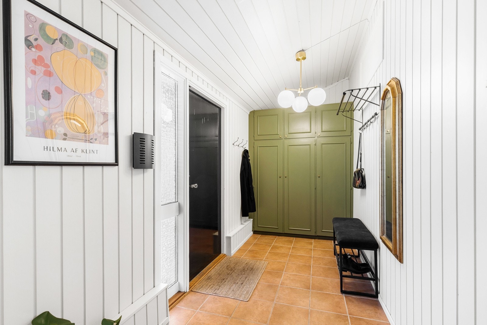 Entreen har flislagt gulv og god takhøyde. Galleribilde