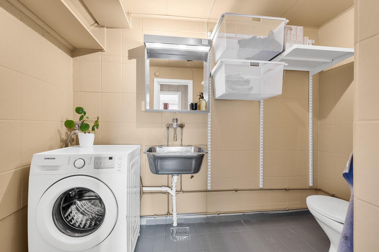 Separat vaskerom/wc med utslagskum, opplegg for vaskemaksin og toalett. Galleribilde