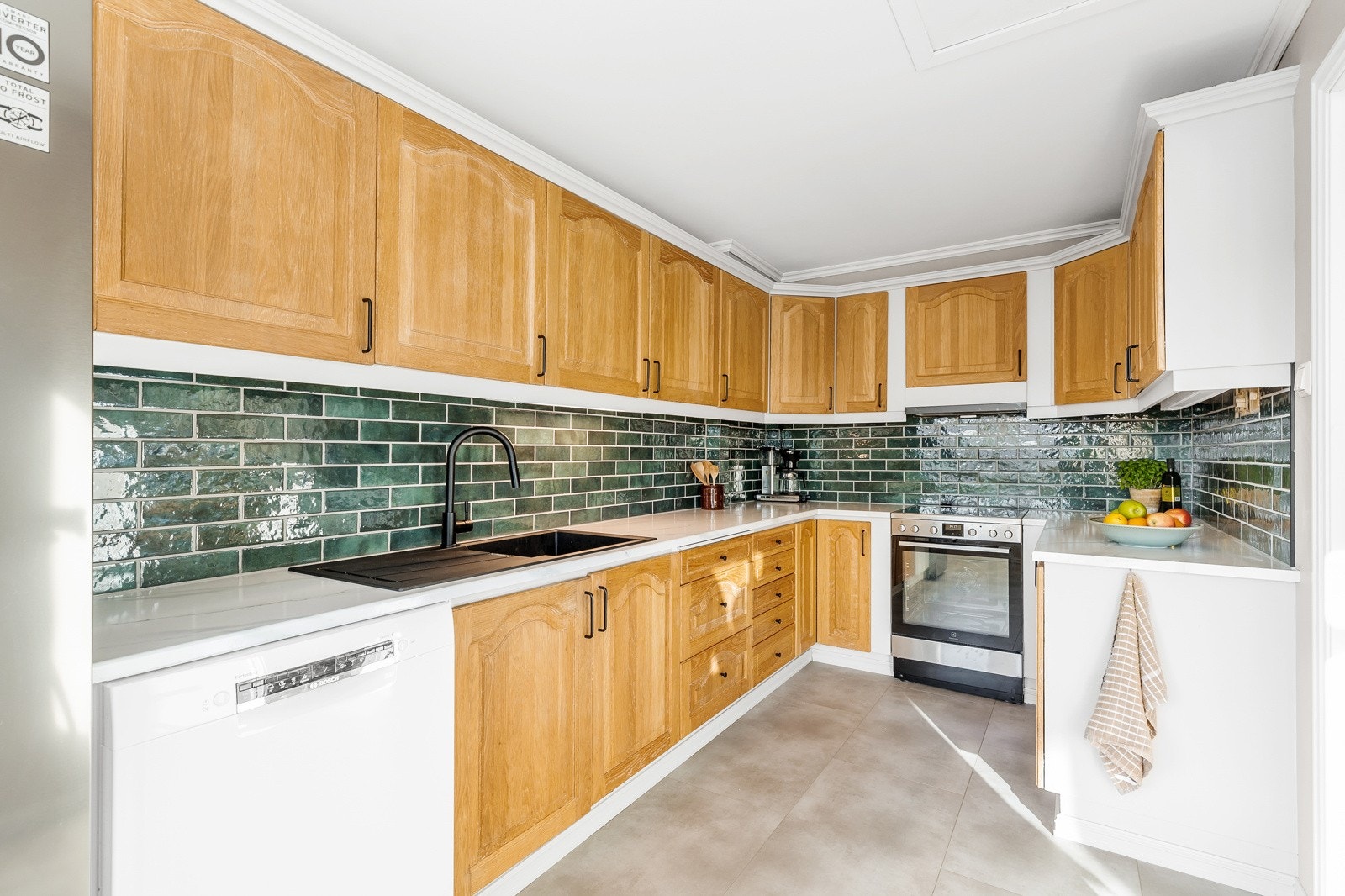 Separat kjøkken oppgradert med ny vask, nytt gulv og nye fliser i 2024. Galleribilde