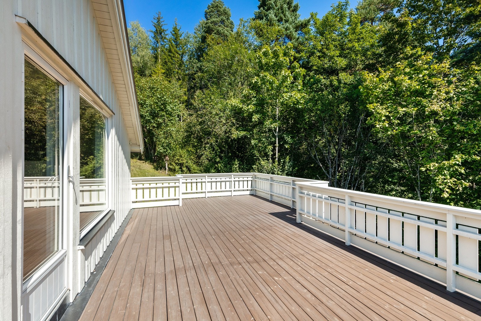 SKjermet uteplass med utgang fra stuen Galleribilde