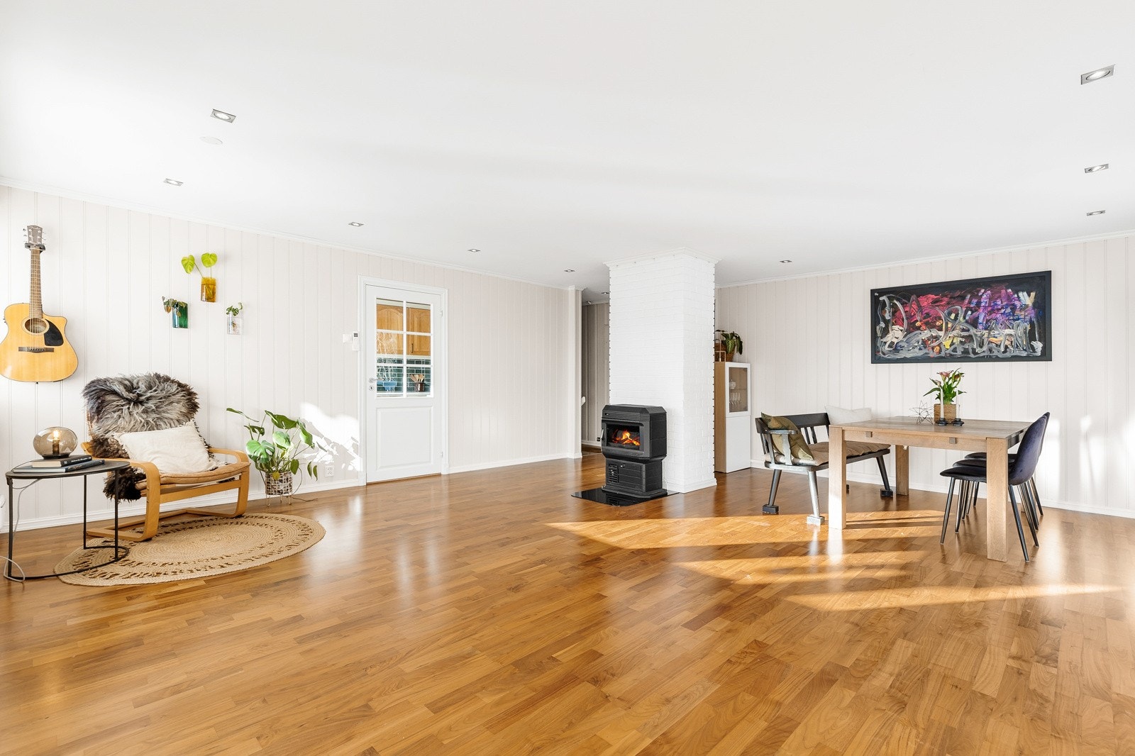 God plass til å møblere flere soner med sofagruppe, spisebord, lesekrok og oppbevaringsmøbler. Galleribilde