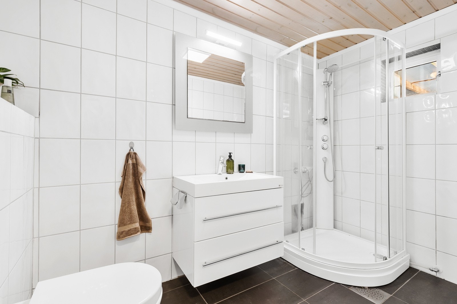 Flislagt baderom antatt fra 2007, med varmekabler og mekanisk avtrekk. Galleribilde