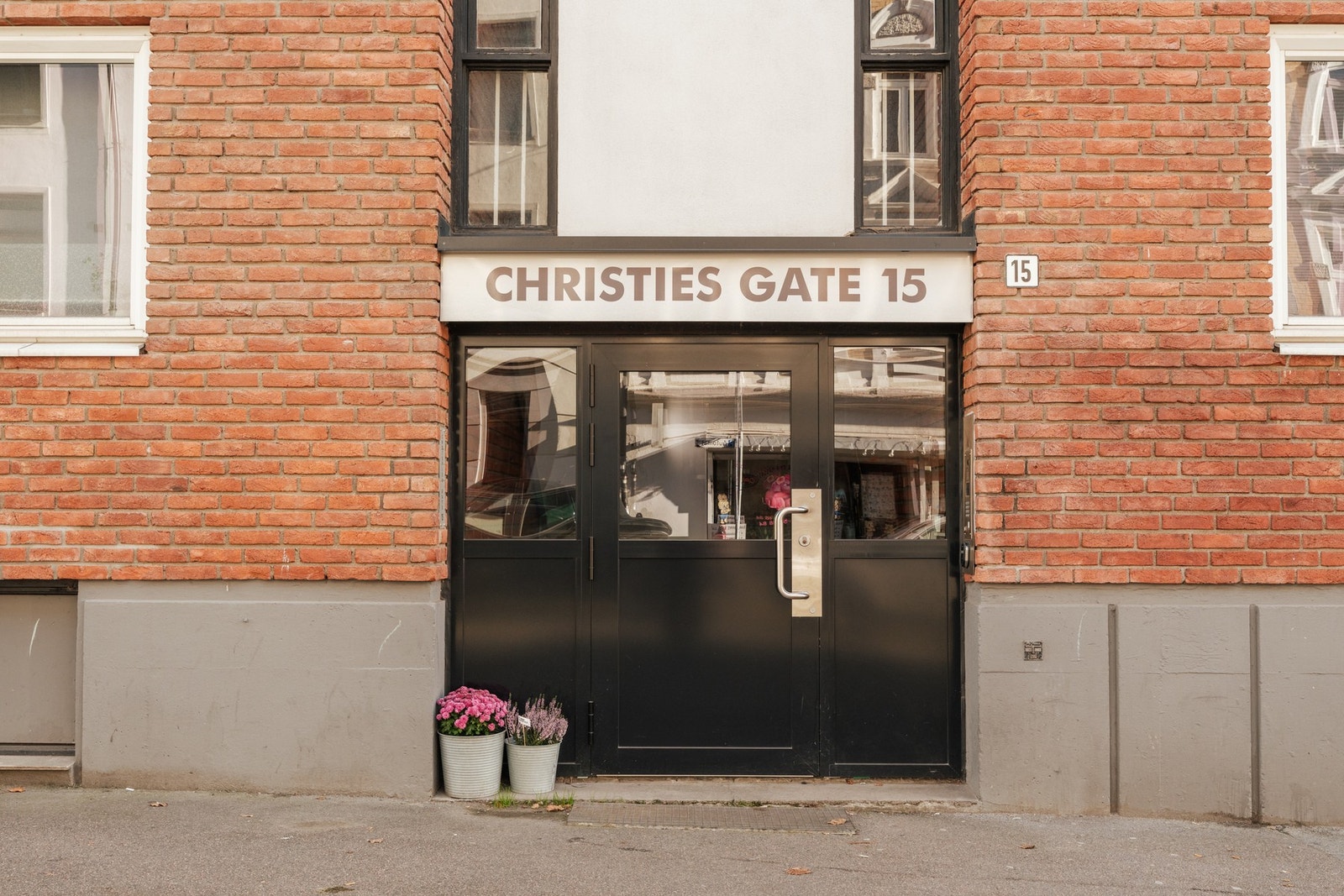 Leiligheten ligger i enveiskjørt gate og har lukket bakgård med plass for parkering Galleribilde