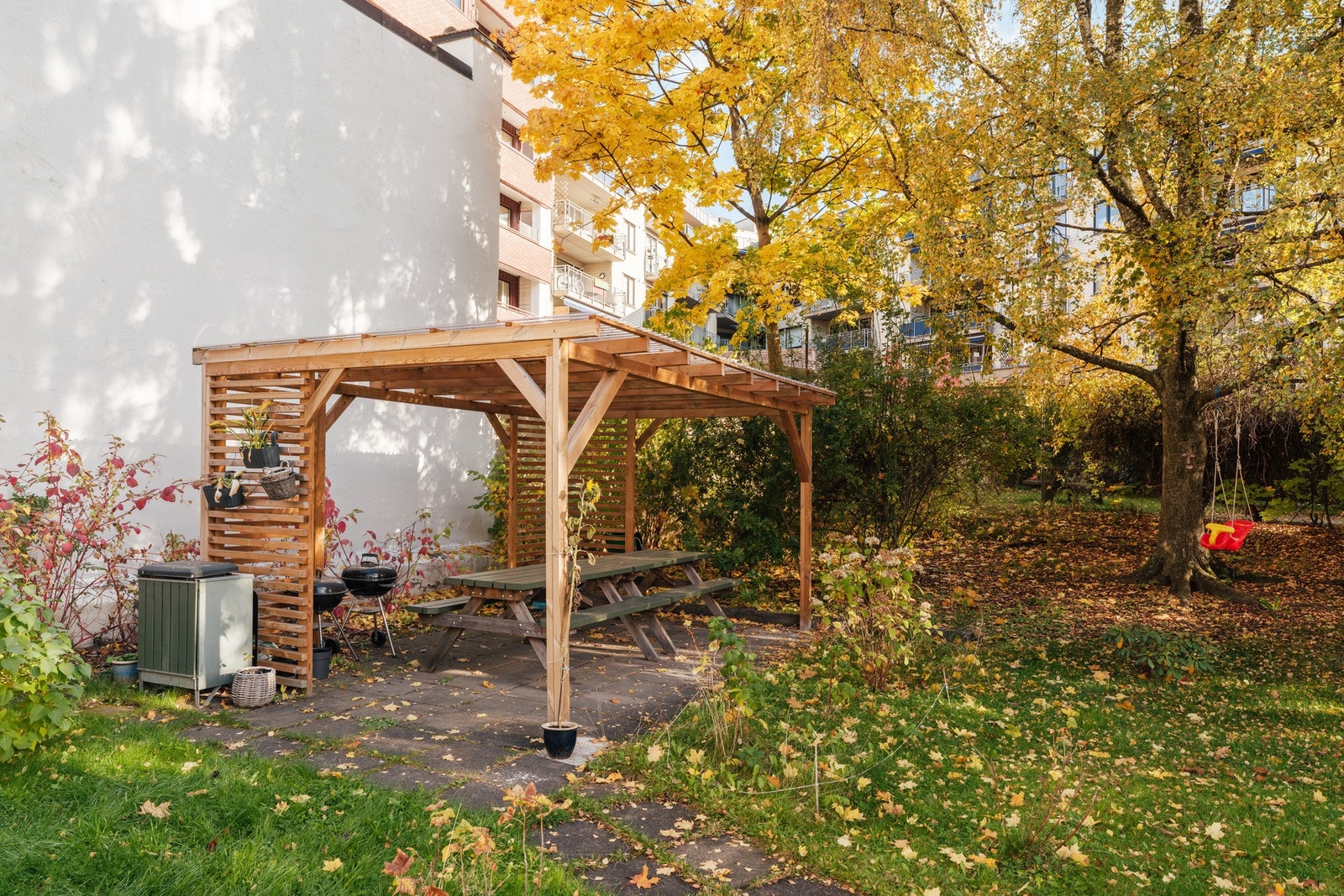 Fellesområde for beboerne i bakgården er oppgradert i senere år med pergola, grill og beplantning Galleribilde