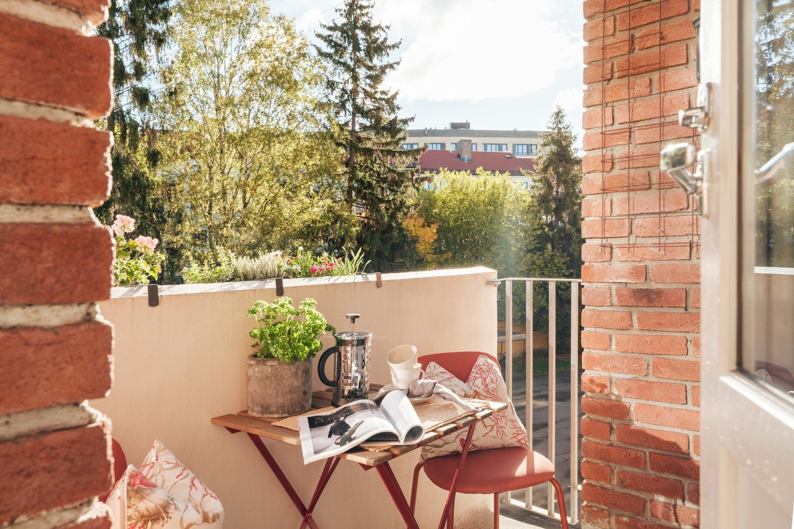 Plass til kafe-sett og beplantning Galleribilde