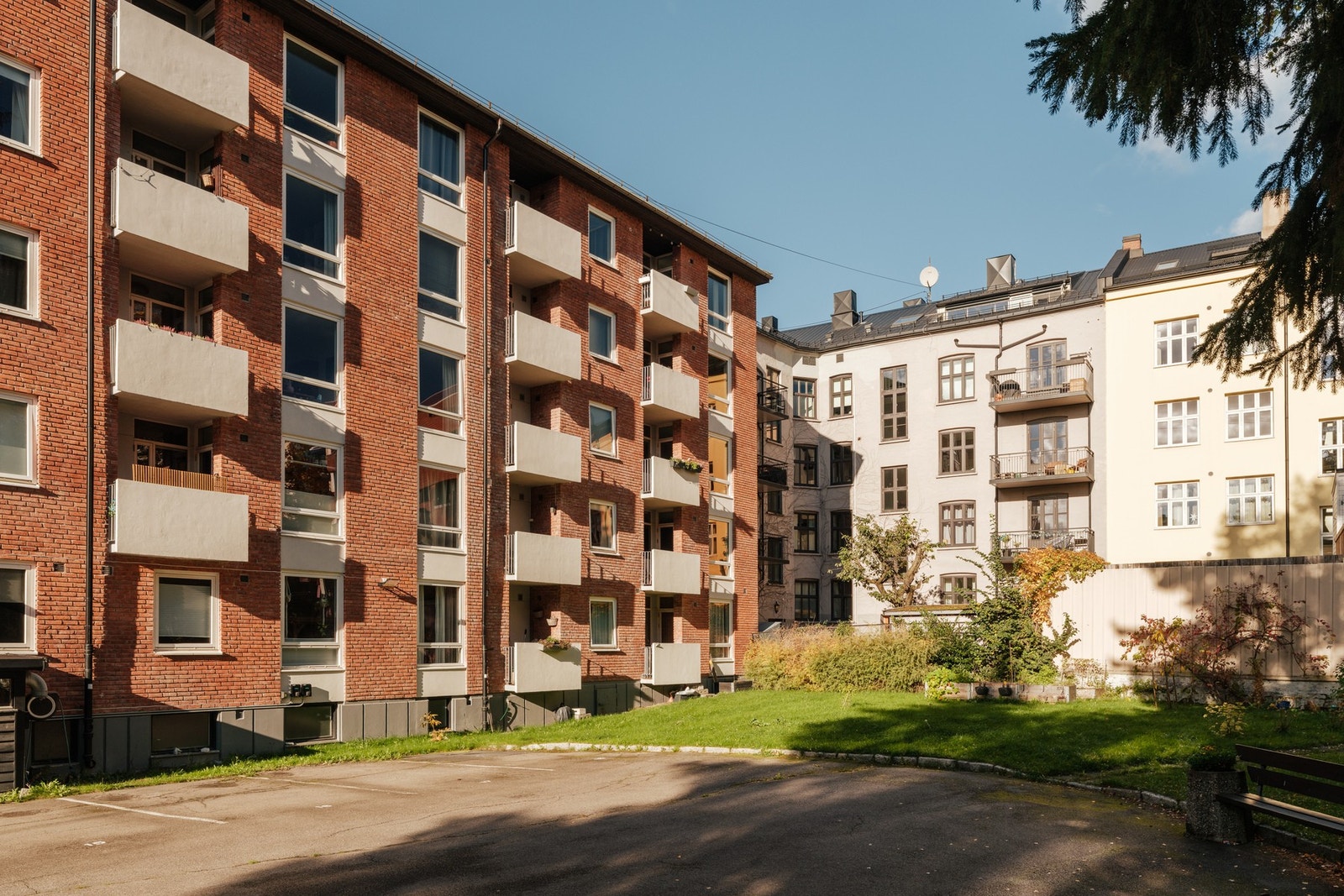 Lukket bakgård med parkeringsplass. Ledig kapasitet både på el-bil og vanlig bil Galleribilde