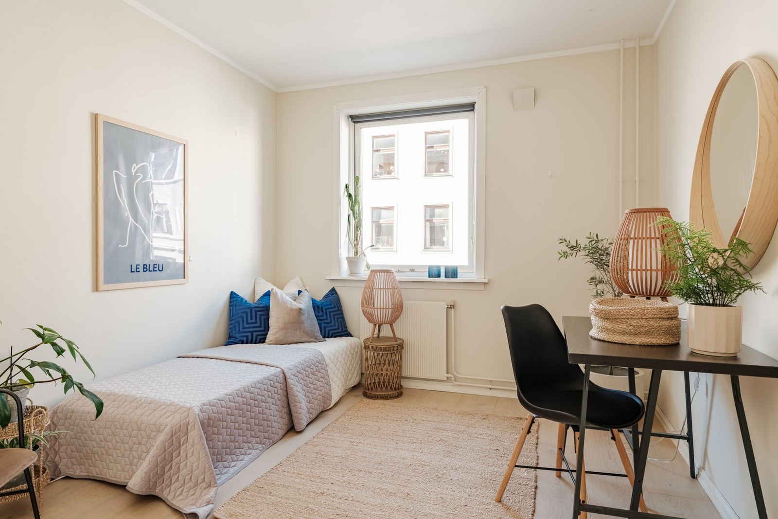 I likhet med resten av leiligheten har soverommene lekre fargevalg på vegger Galleribilde
