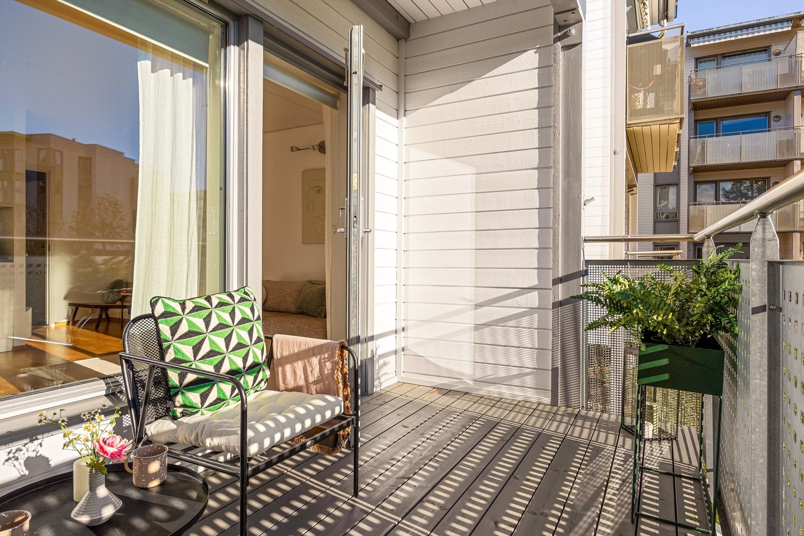 Fra stue er det adkomst til syd-vestvendt balkong med optimale solforhold. Her er det også fin plass til utemøbler. Galleribilde