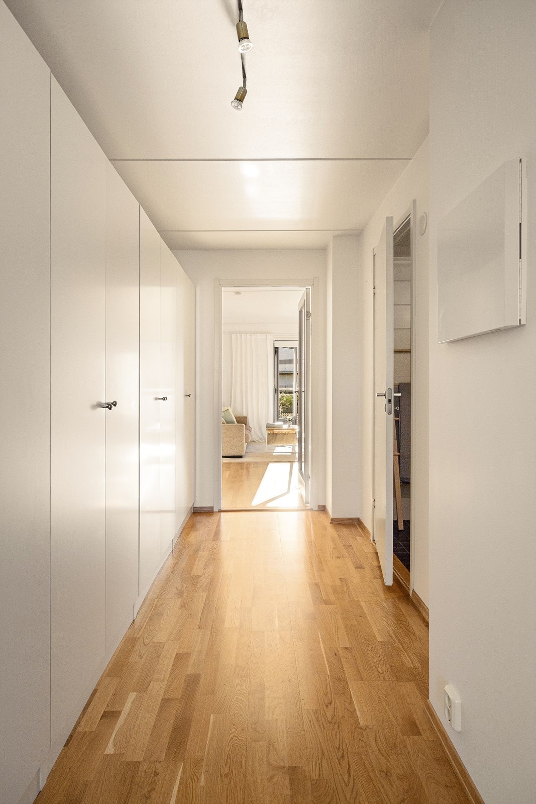 Gang med rikelig av lagringsplass i garderobeskap. Leiligheten disponerer også utebod på svalgang i samme etasje på ca. 3 m². Galleribilde