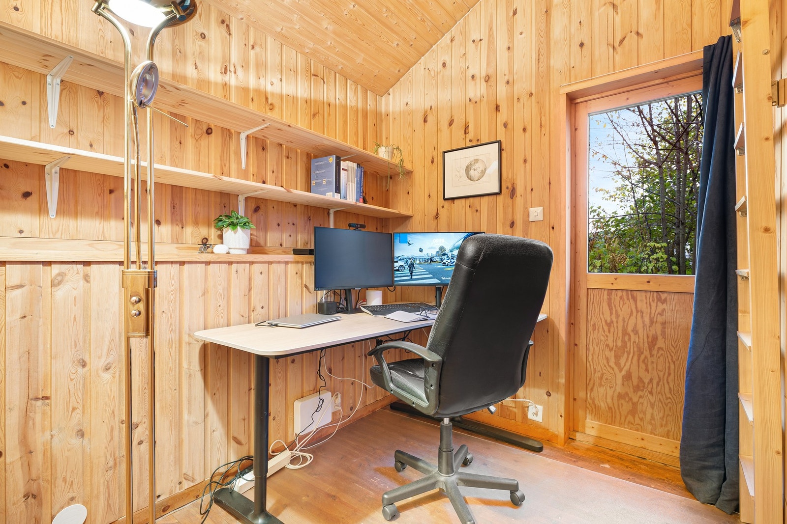 Soverom 3 med 5 kvm gulvareal med tilhørende hems. Balkongdør med utgang til hage. Galleribilde