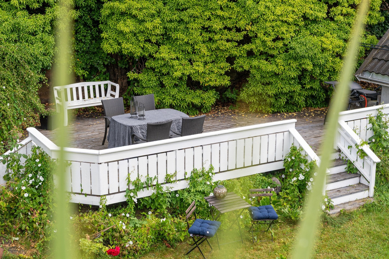 Skjermet terrasse i øvre del av bakhagen Galleribilde