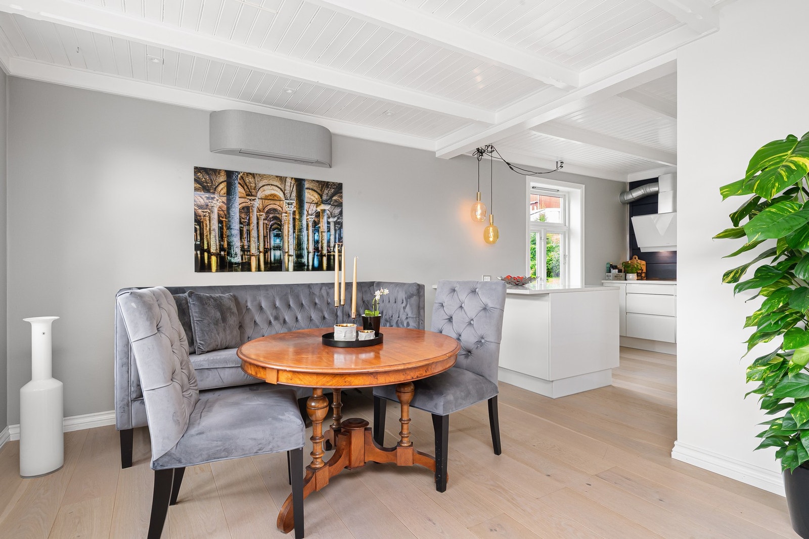 Spisestue ved kjøkkenet. Varmepumpe fra 2024. Galleribilde