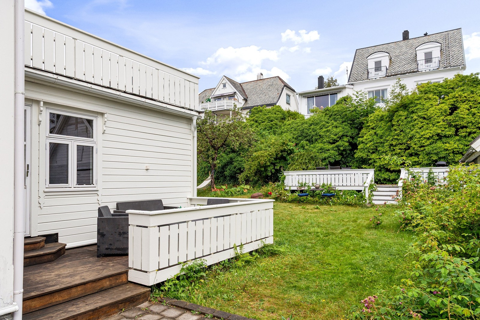 Det er etablert en koselig frokost-terrasse på østsiden av tilbygget Galleribilde