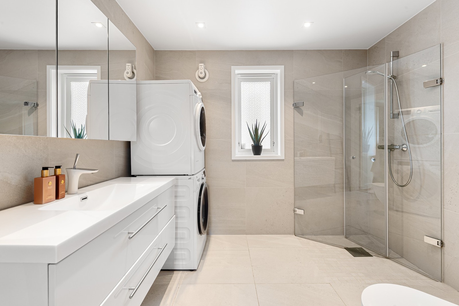 Lekkert bad fra 2017 i 1. etasje. Opplegg for vask/tørk. Galleribilde