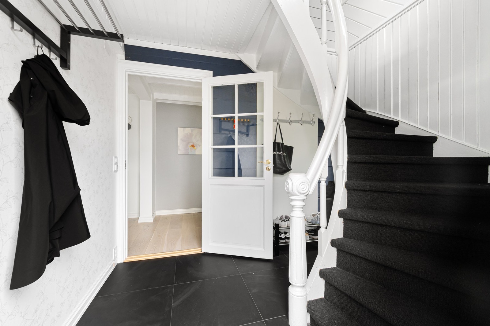 Fint inngangsparti med garderobeplass og trapp opp til 2. etasje Galleribilde