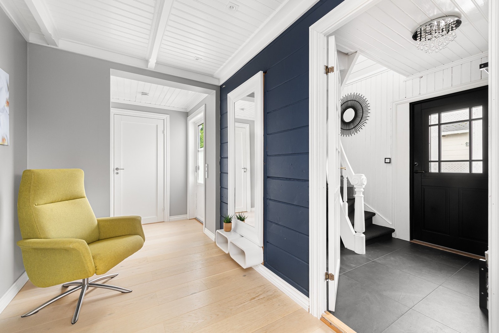 De flotte originale tømmerveggene er også gjort synlig i gangen Galleribilde