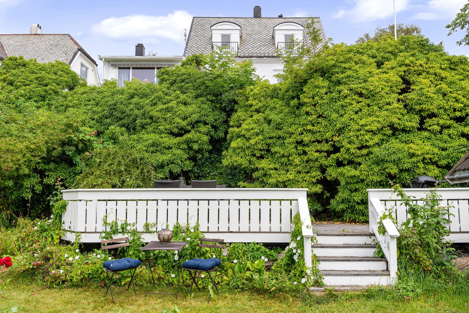 Skjermet hage som byr på fine stunder og et lite grønt byrom Galleribilde