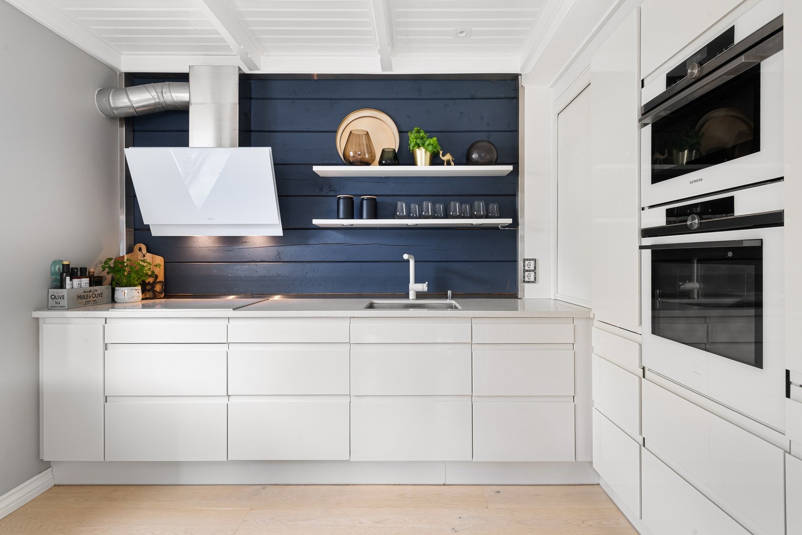 Nytt kjøkken i 2017. Legg merke til tømmerveggene fra 1907 som er i perfekt harmoni med det nye kjøkkenet. Galleribilde