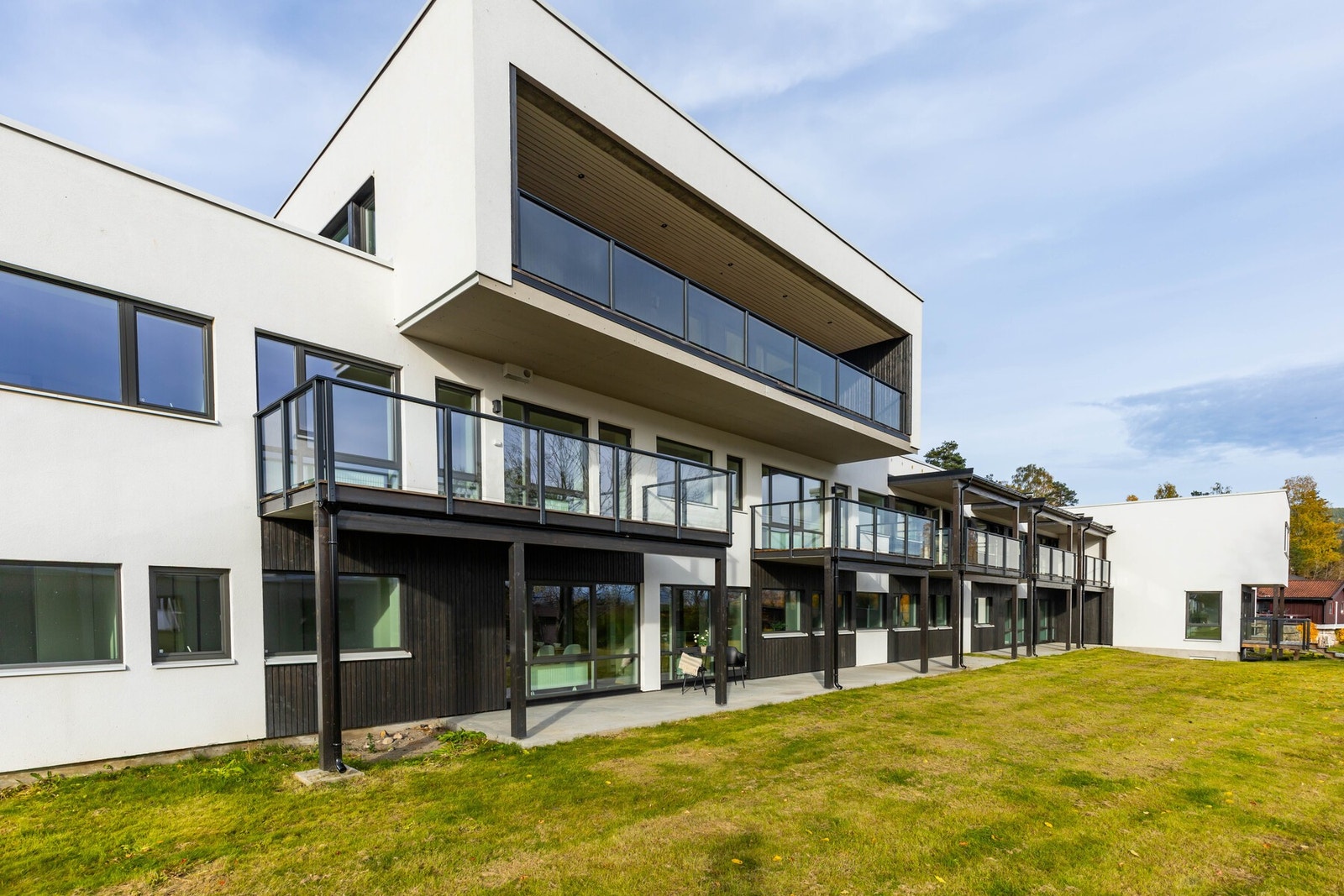 Bygget er opprinnelig fra 1963, men er totalrenovert, tilbygget og omgjort til 15 enheter. Galleribilde