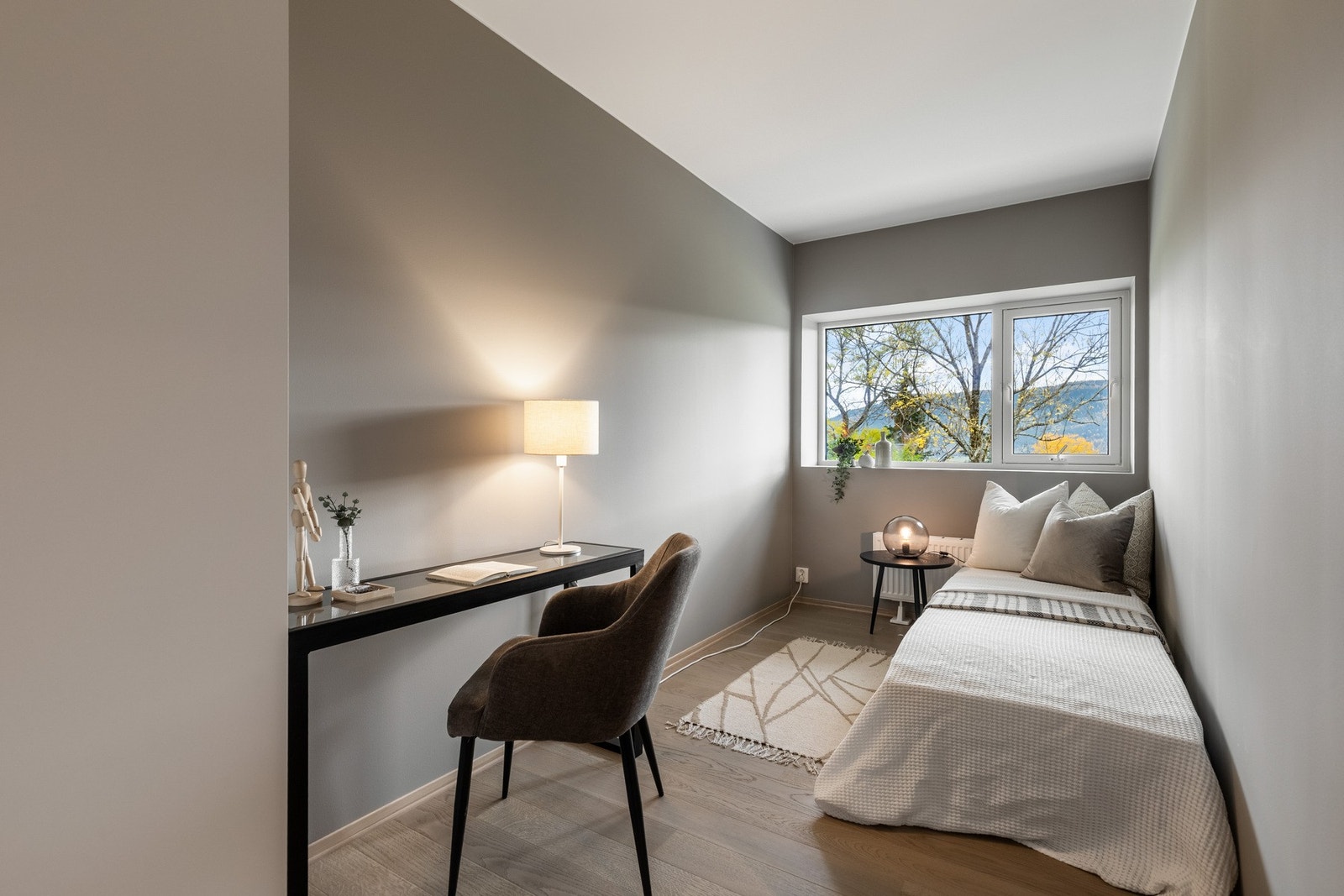 Det andre rommet er noe mindre, passer utmerket som barnerom, gjesterom eller kontor. Galleribilde