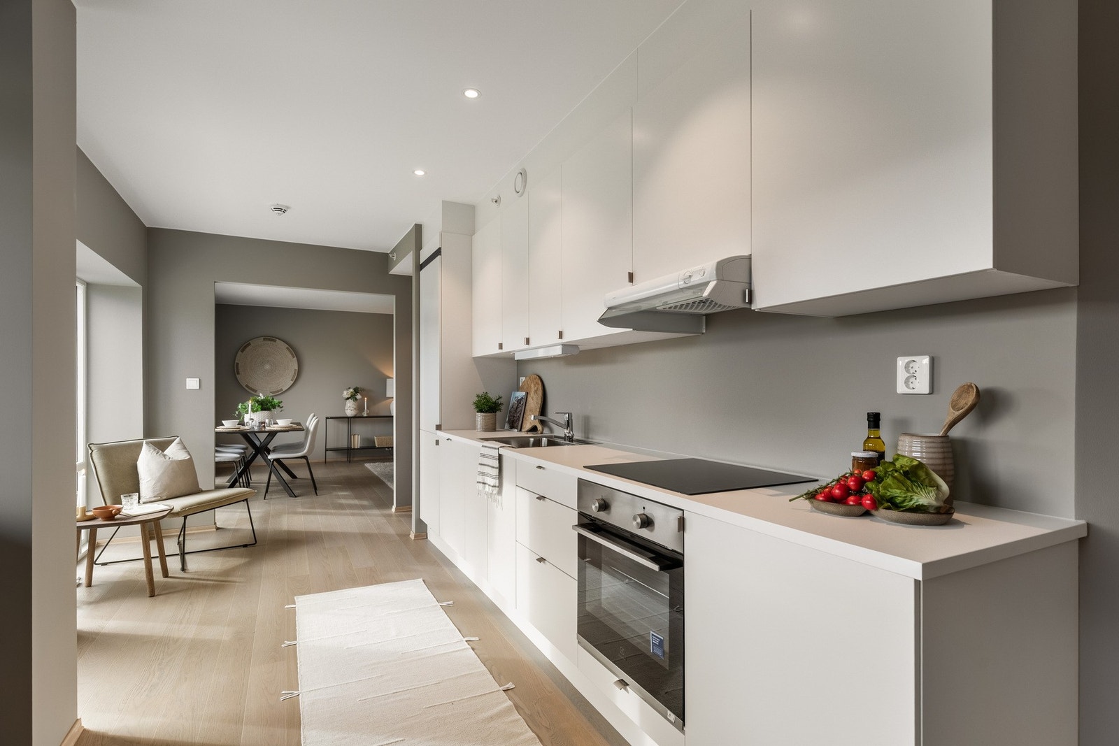 Kjøkkeninnredning har slette fronter og laminat benkeplate. Galleribilde