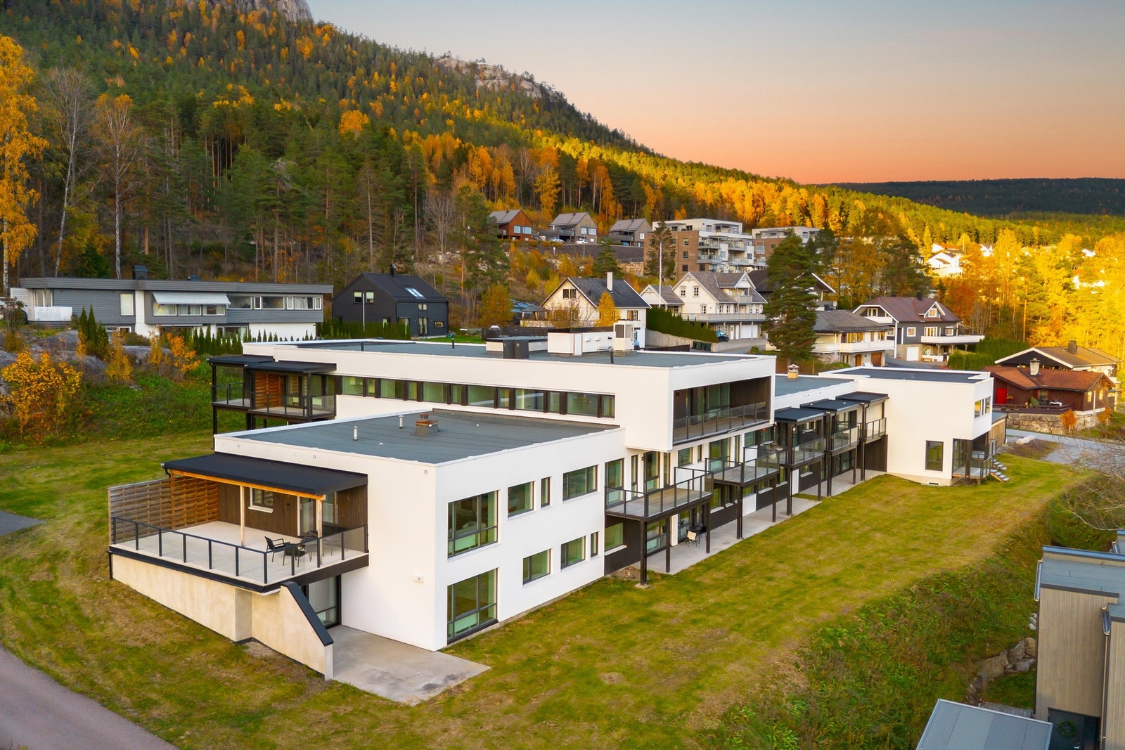 Boligen ligger i et etablert boligområde i Solbergelva. Galleribilde