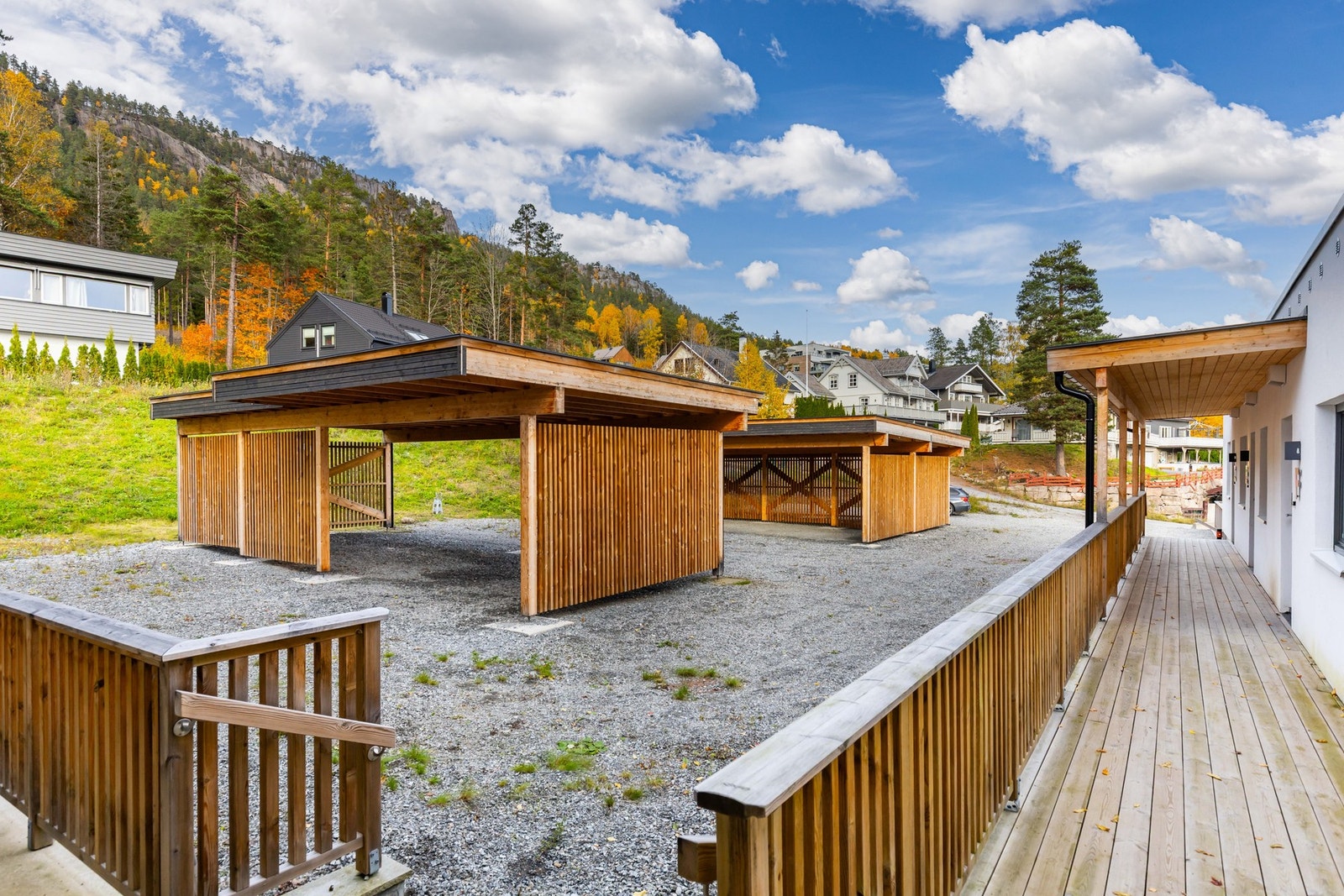 Felles parkeringsområde med carporter og grusdekke Galleribilde