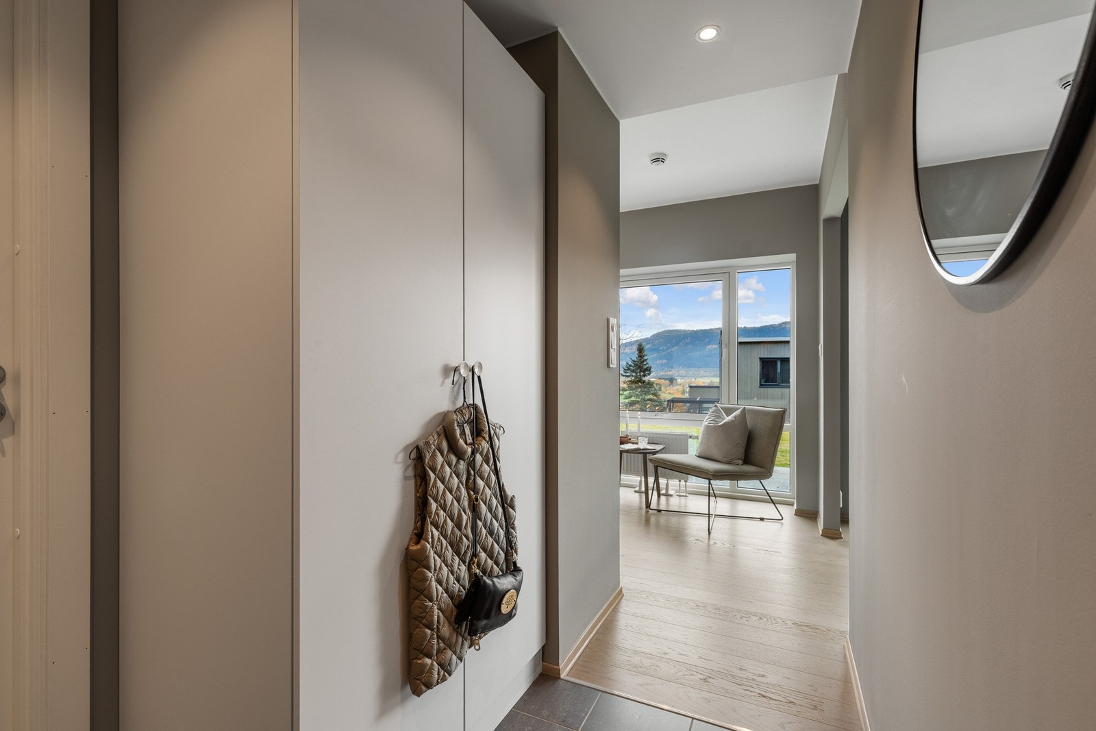 Entreen har fliser på gulv og et garderobeskap. Galleribilde