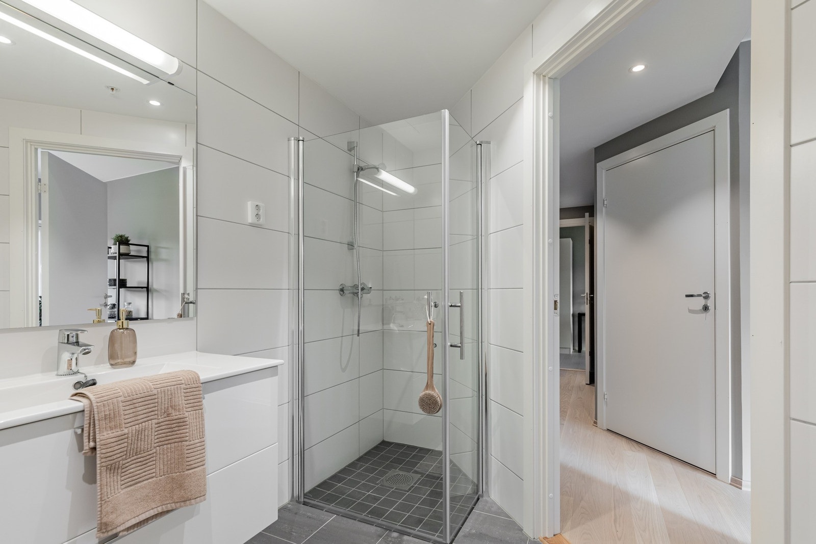 Badet har dusjhjørne med innfellbare glassdører. Galleribilde