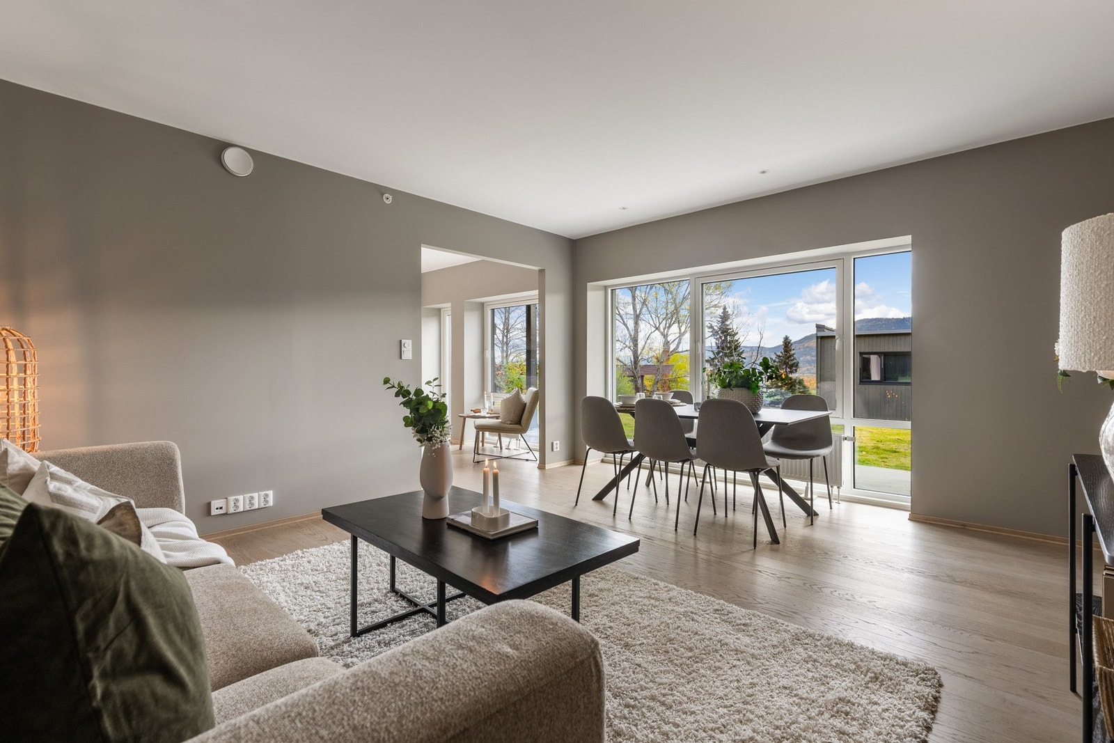 Lyst rom med store vinduer som gir mye naturlig lys. Galleribilde