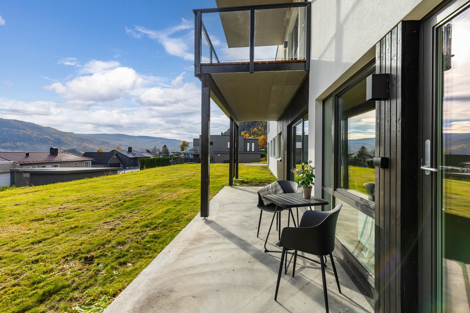 Det er uteplass med støpt dekke i betong. Galleribilde