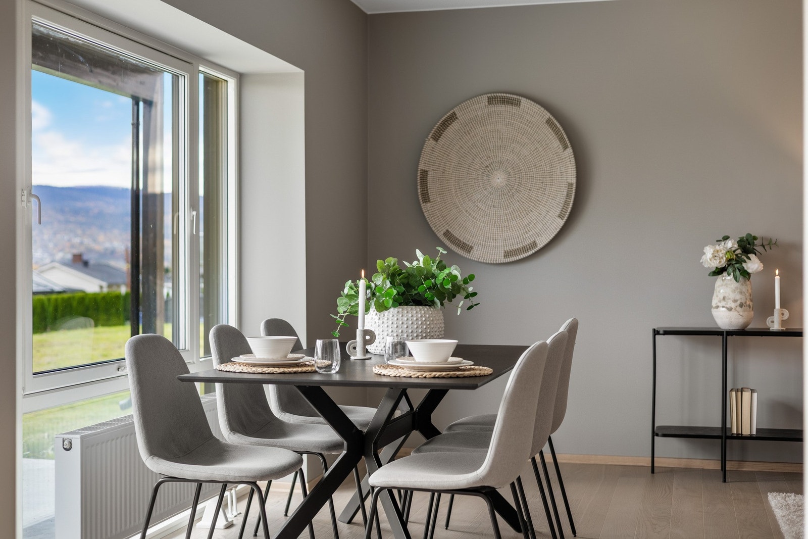 De er god plass til en stort spisebord hvor man kan samle familie og venner. Galleribilde