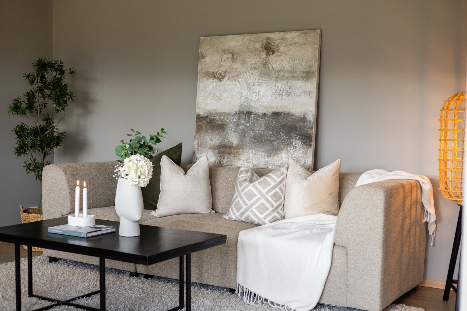 Det er god plass til sofa og tilhørende møblement. Galleribilde