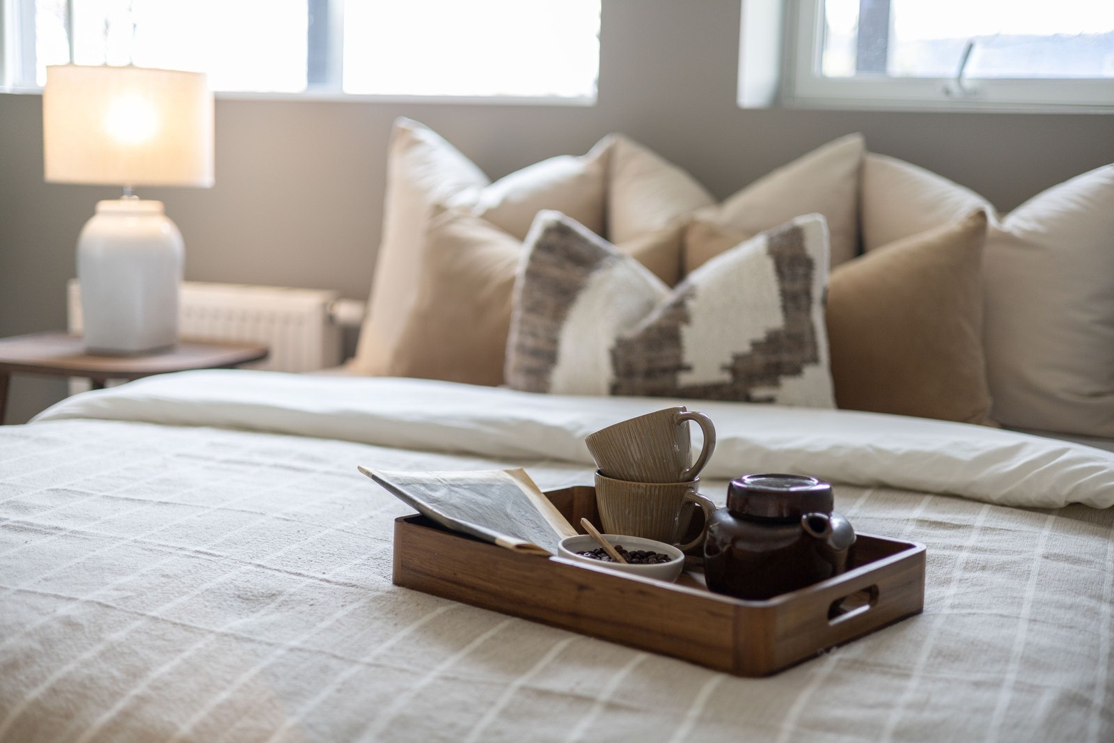 Hovedsoverommet har garderobeskap, plass til dobbeltseng og nattbord. Galleribilde