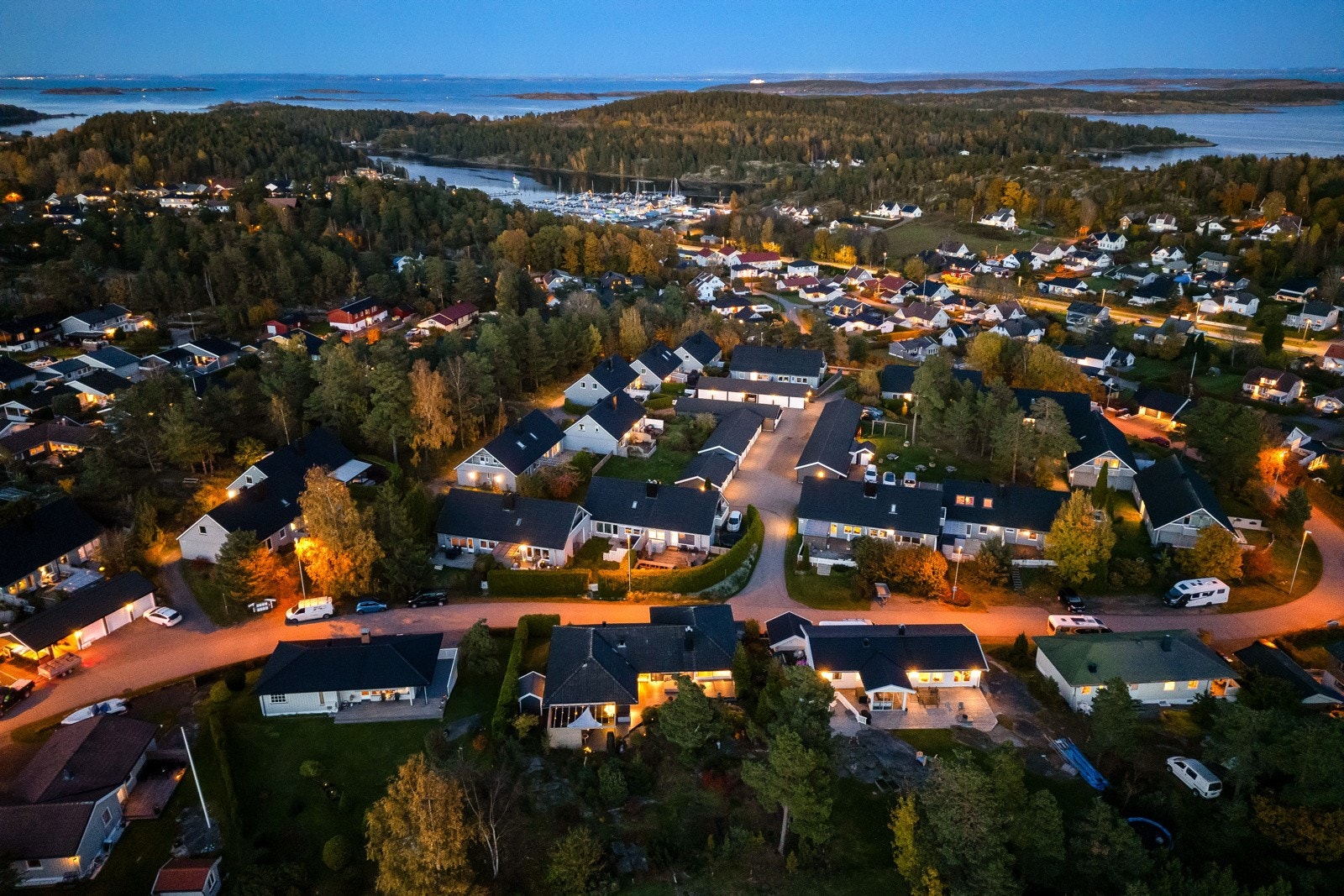 Boligen ligger fint plassert på en velstelt og frodig tomt på ca. 1 mål. Galleribilde