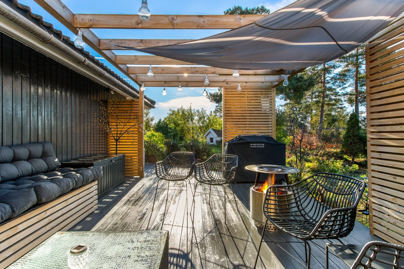 Det er god plass for flere sittegrupper, samt putekasser, grill, bålpanne med mer. Galleribilde