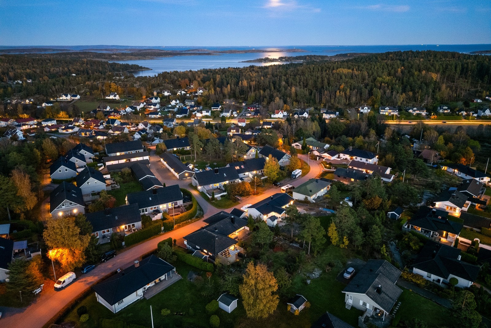 Eneboligen ligger i et rolig, barnevennlig og meget attraktivt boligområde på Hårkollen. Galleribilde