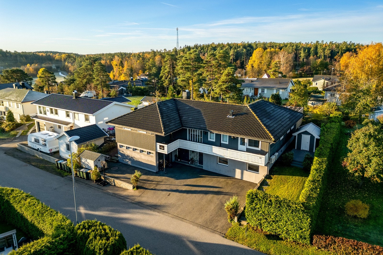 Tomten er på ca. 1006 kvm og er pent opparbeidet med asfaltert gårdsplass og skjermet, frodig hage. Galleribilde