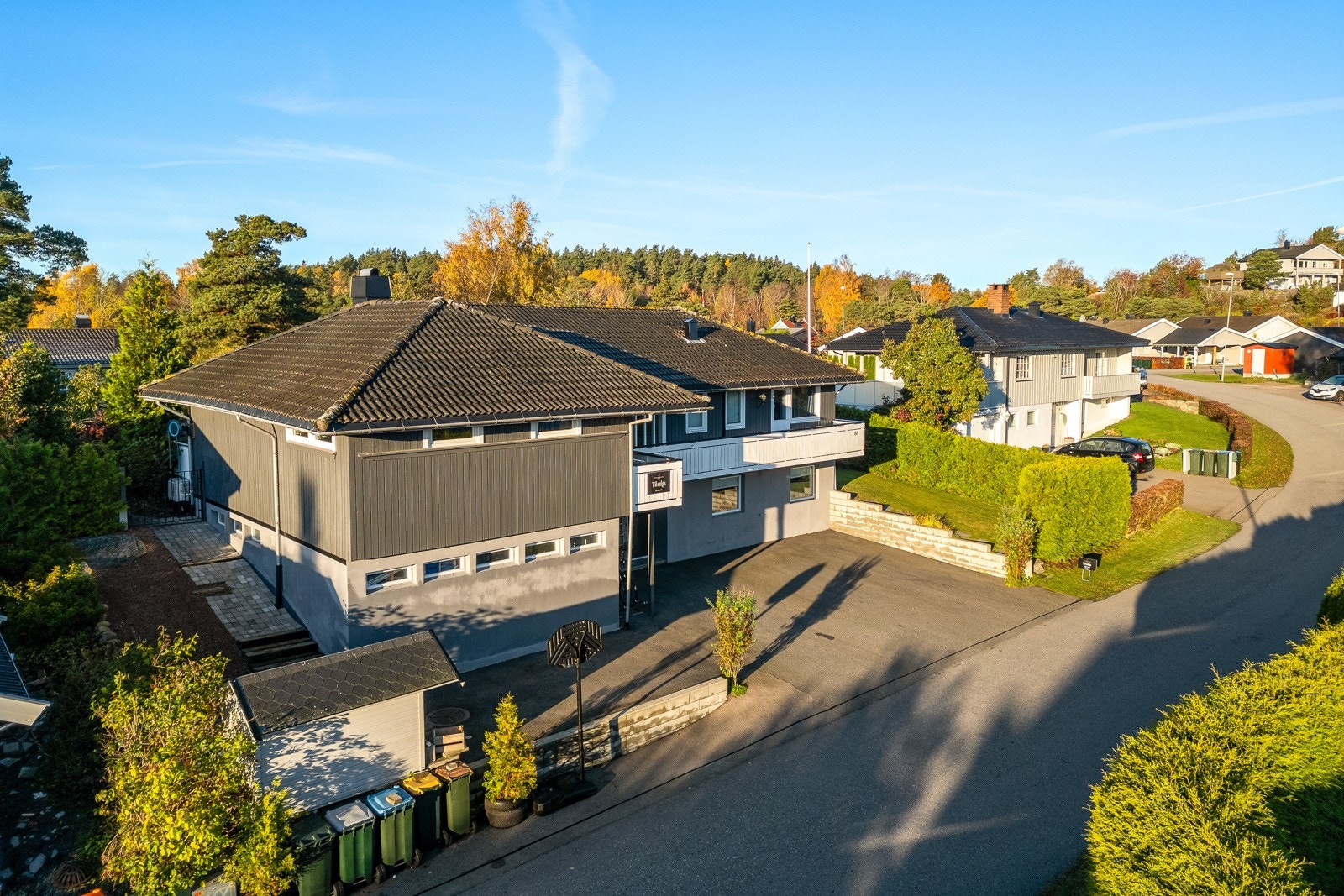 Boligen har en integrert enkelgarasje med nyere, elektrisk garasjeport. Det er montert lader for elbil. I tillegg er det plass til flere biler på den asfalterte gårdsplassen. Galleribilde